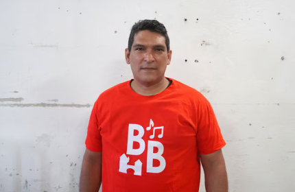Portraitfoto von Mervin aus Venezuela, er tr&auml;gt ein rotes T-Shirt von BrugglynBeats.