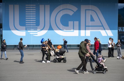 Luga Schriftzug und Besuchende