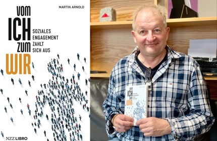 Martin Arnold hält Buch mit dem Titel «Vom Ich zum Wir» in den Händen