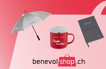 Schirm, Tasse und Notizbuch mit benevol-Design – Produkte zur Wertschätzung von Freiwilligenarbeit